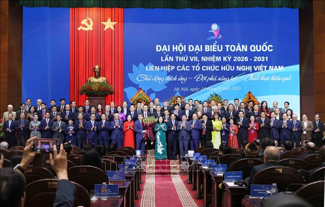 Đồng chí Bùi Thị Minh Hoài, Ủy viên Bộ Chính trị, Bí thư Trung ương Đảng, Bí thư Đảng ủy Mặt trận Tổ quốc, các đoàn thể Trung ương, Chủ tịch Ủy ban Trung ương Mặt trận Tổ quốc Việt Nam tặng hoa chúc mừng Ban Chấp hành Liên hiệp các tổ chức hữu nghị Việt Nam khóa VII, nhiệm kỳ 2026–2031. Ảnh: An Đăng - TTXVN