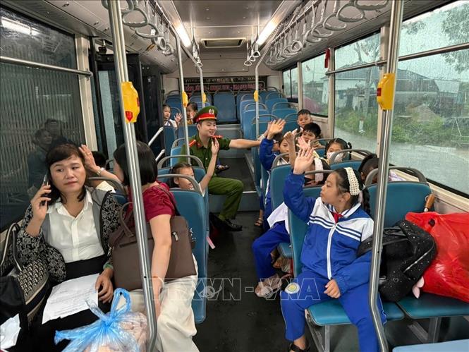 Nhằm hỗ trợ phụ huynh, học sinh, xã Quỳnh Tam bố trí 3 xe đưa đón học sinh từ điểm lẻ Tiến Sơn đến phân hiệu trường. Việc đưa đón được triển khai thuận lợi với sự phối hợp của Công an xã, chính quyền địa phương và giáo viên nhà trường. Ảnh: TTXVN phát