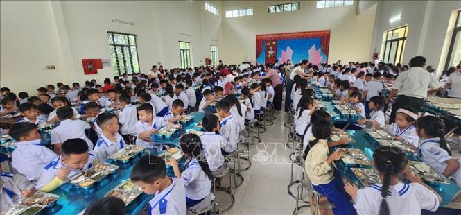 Bữa ăn bán trú của học sinh Trường Tiểu học Quỳnh Tam trưa 14/9. Ảnh: TTXVN phát