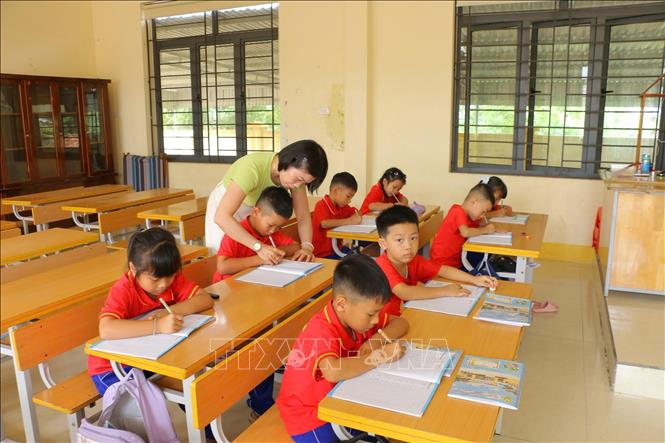 Giờ học của học sinh Trường Tiểu học Quỳnh Tam. Ảnh:  Bích Huệ - TTXVN