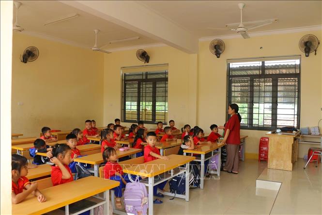 Giờ học của học sinh Trường Tiểu học Quỳnh Tam. Ảnh:  Bích Huệ - TTXVN