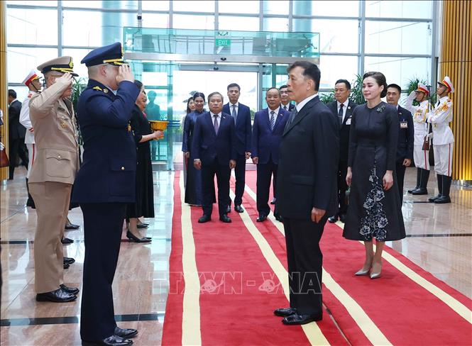 Lễ đón Nhà vua Vương quốc Thái Lan Maha Vajiralongkorn Phra Vajiraklaochaoyuhua và Hoàng hậu tại sân bay quốc tế Nội Bài, Hà Nội. Ảnh: Văn Điệp – TTXVN