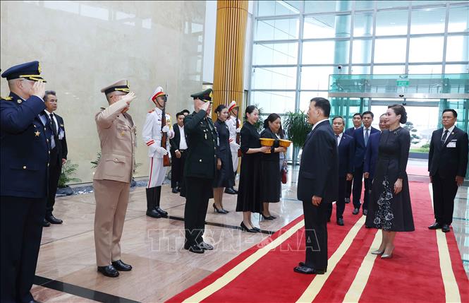 Lễ đón Nhà vua Vương quốc Thái Lan Maha Vajiralongkorn Phra Vajiraklaochaoyuhua và Hoàng hậu tại sân bay quốc tế Nội Bài, Hà Nội. Ảnh: Văn Điệp – TTXVN