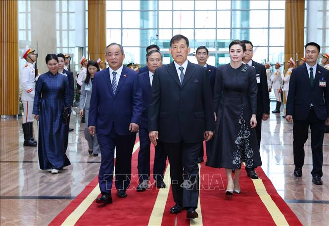 Nhà vua Thái Lan Maha Vajiralongkorn Phra Vajiraklaochaoyuhua và Hoàng hậu đến Hà Nội, bắt đầu thăm cấp Nhà nước tới Việt Nam. Ảnh: Văn Điệp – TTXVN