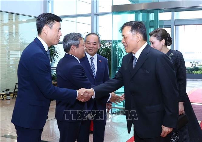 Nhà vua Thái Lan Maha Vajiralongkorn Phra Vajiraklaochaoyuhua và Hoàng hậu đến Hà Nội, bắt đầu thăm cấp Nhà nước tới Việt Nam. Ảnh: Văn Điệp – TTXVN