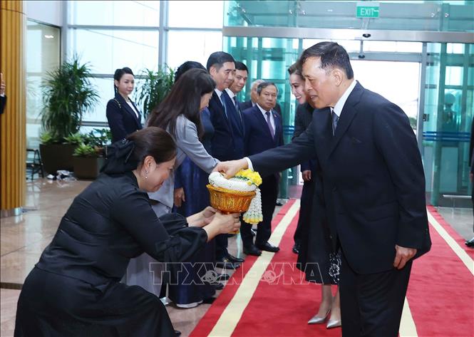 Nhà vua Thái Lan Maha Vajiralongkorn Phra Vajiraklaochaoyuhua và Hoàng hậu đến Hà Nội, bắt đầu thăm cấp Nhà nước tới Việt Nam. Ảnh: Văn Điệp – TTXVN