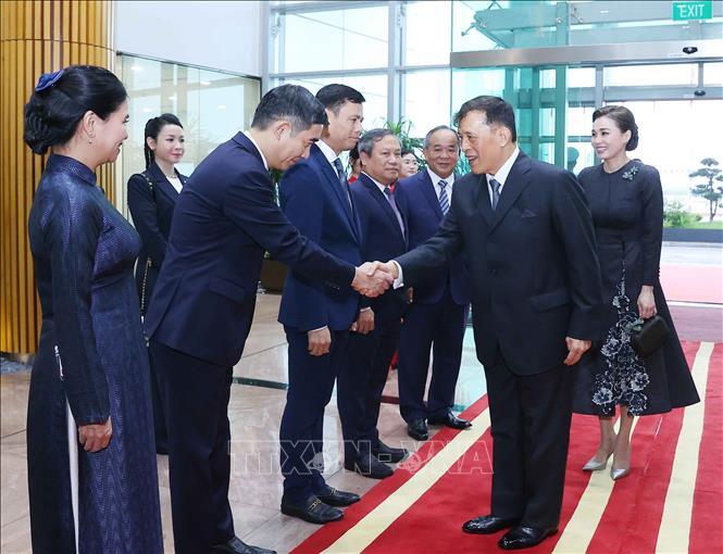 Nhà vua Thái Lan Maha Vajiralongkorn Phra Vajiraklaochaoyuhua và Hoàng hậu đến Hà Nội, bắt đầu thăm cấp Nhà nước tới Việt Nam. Ảnh: Văn Điệp – TTXVN