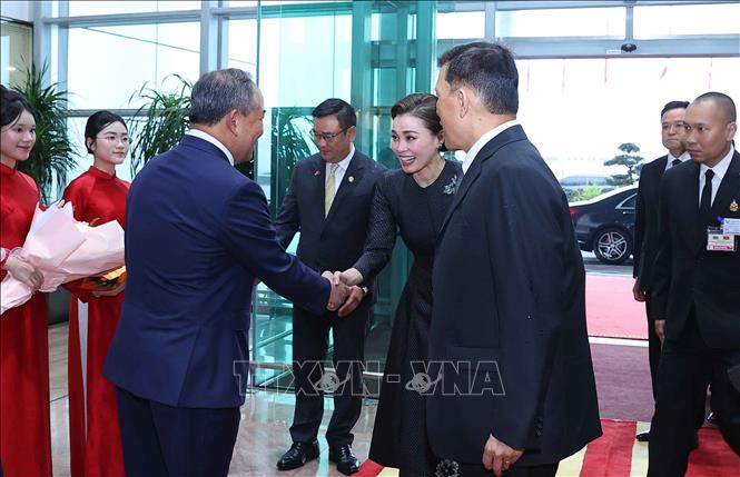 Chủ nhiệm Văn phòng Chủ tịch nước Lê Khánh Hải đón Nhà vua Vương quốc Thái Lan Maha Vajiralongkorn Phra Vajiraklaochaoyuhua và Hoàng hậu tại sân bay quốc tế Nội Bài, Hà Nội. Ảnh: Văn Điệp – TTXVN