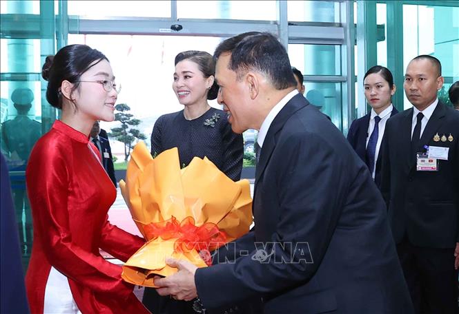 Thiếu nữ Thủ đô tặng hoa chào mừng Nhà vua Thái Lan Maha Vajiralongkorn Phra Vajiraklaochaoyuhua và Hoàng hậu, tại sân bay quốc tế Nội Bài, Hà Nội. Ảnh: Văn Điệp – TTXVN