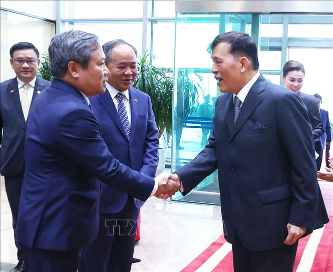 Chủ nhiệm Văn phòng Chủ tịch nước Lê Khánh Hải và Chủ tịch UBND thành phố Hà Nội Vũ Đại Thắng đón Nhà vua Thái Lan Maha Vajiralongkorn Phra Vajiraklaochaoyuhua và Hoàng hậu tại sân bay quốc tế Nội Bài, Hà Nội. Ảnh: Văn Điệp – TTXVN