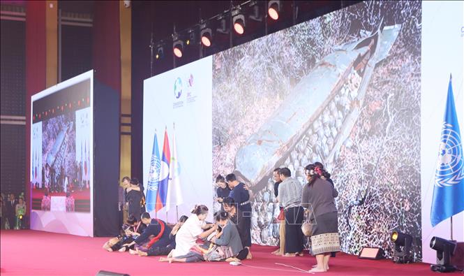Hoạt cảnh thể hiện nỗi đau và sự mất mát mà người dân Lào phải gánh chịu từ hậu quả bom mìn chưa nổ còn sót lại. Ảnh: Xuân Tú - PV TTXVN tại Lào
