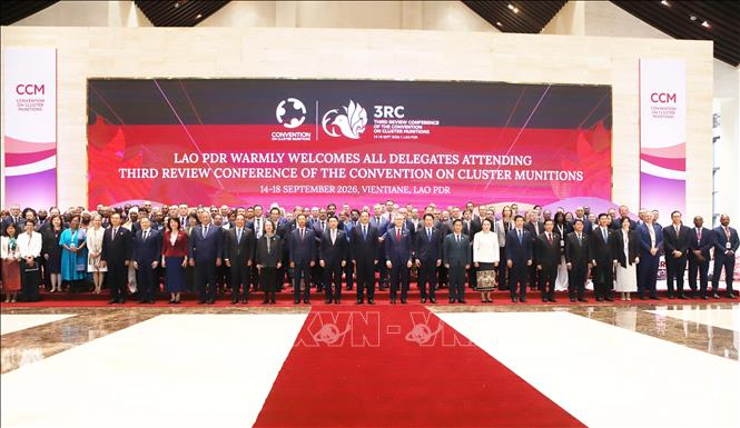 Các đại biểu tham dự Hội nghị rà soát lần thứ ba Công ước Cấm bom, đạn chùm năm 2026 chụp ảnh với lãnh đạo Lào tại sự kiện. Ảnh: Xuân Tú - PV TTXVN tại Lào