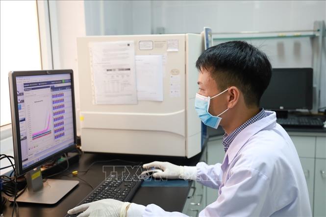 Nhân viên Y tế tại Viện Pastuer Nha Trang (Bộ Y tế) vận hành các thiết bị hiện đại để đánh giá về an toàn thực phẩm. Ảnh: Xuân Triệu - TTXVN