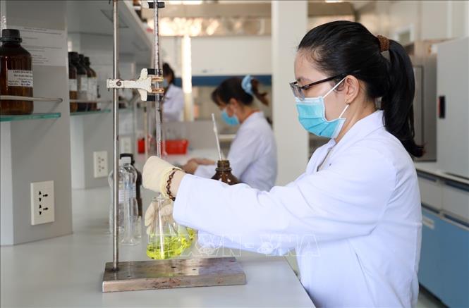 Thực hiện quy trình kiểm nghiệm, đánh giá chất lượng nguồn nước tại Viện Pastuer Nha Trang (Bộ Y tế). Ảnh: Xuân Triệu - TTXVN