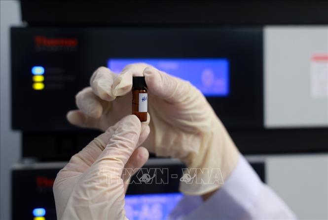 Thực hiện quy trình kiểm tra chất lượng vaccine tại Viện Vắc xin và Sinh phẩm Y tế (IVAC) thuộc Bộ Y tế. Ảnh: Xuân Triệu - TTXVN