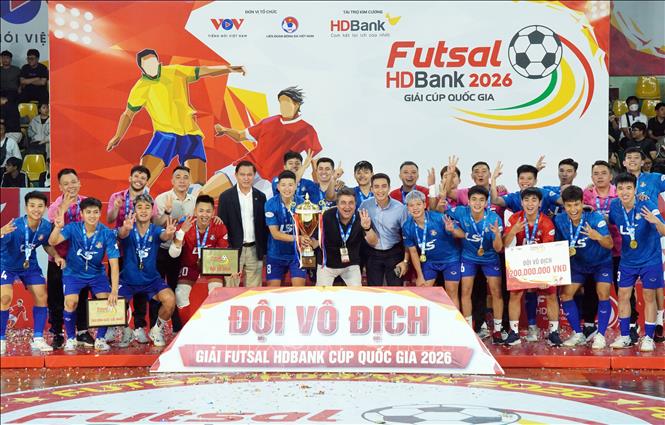 Ban tổ chức Giải chụp hình lưu niệm cùng nhà Vô địch Giải Futsal HDBank Cúp Quốc gia 2026 Thái Sơn Bắc. Ảnh: Trung Tuyến - TTXVN