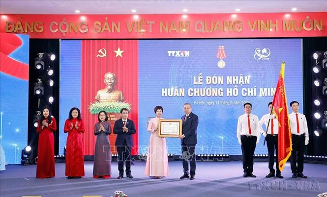 Tổng Bí thư Tô Lâm trao Huân chương Hồ Chí Minh (lần thứ 3) cho Thông tấn xã Việt Nam tại Lễ kỷ niệm 80 năm Ngày truyền thống Thông tấn xã Việt Nam (15/9/1945 - 15/9/2025). Ảnh: TTXVN