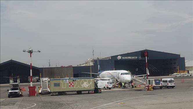 Máy bay của hãng Hàng không Quốc gia Mexico (AeroMexico) dừng đỗ tại Sân bay quốc tế thủ đô Mexico City (AICM). Ảnh: Phi Hùng - PV TTXVN tại Mexico