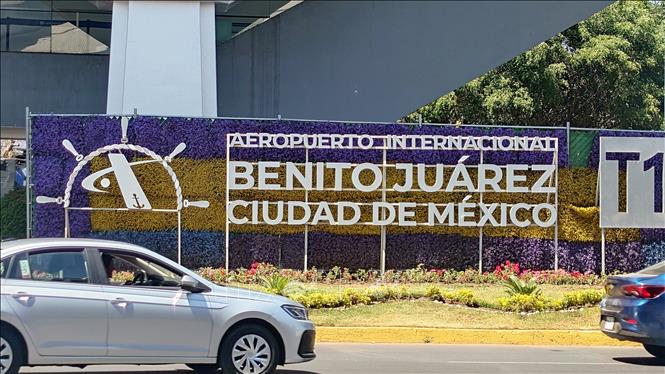 Biển chỉ dẫn vào nhà ga T1 tại Sân bay quốc tế thủ đô Mexico City (AICM). Ảnh: Phi Hùng - PV TTXVN tại Mexico