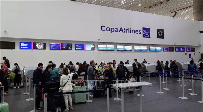 Hành khách làm thủ tục tại quầy của hãng hàng không Copa Airlines (Panama) tại Sân bay quốc tế thủ đô Mexico City (AICM). Ảnh: Phi Hùng - PV TTXVN tại Mexico