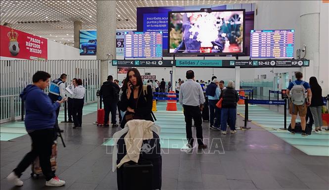 Hành khách xếp hàng tại cửa kiểm tra an ninh tại Sân bay quốc tế thủ đô Mexico City (AICM). Ảnh: Phi Hùng - PV TTXVN tại Mexico