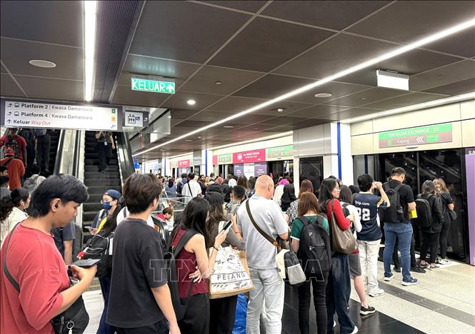 Người dân xếp hàng đợi tàu điện tại một nhà ga ở thủ đô Kuala Lumpur. Ảnh: Thanh Bình – PV TTXVN tại Malaysia