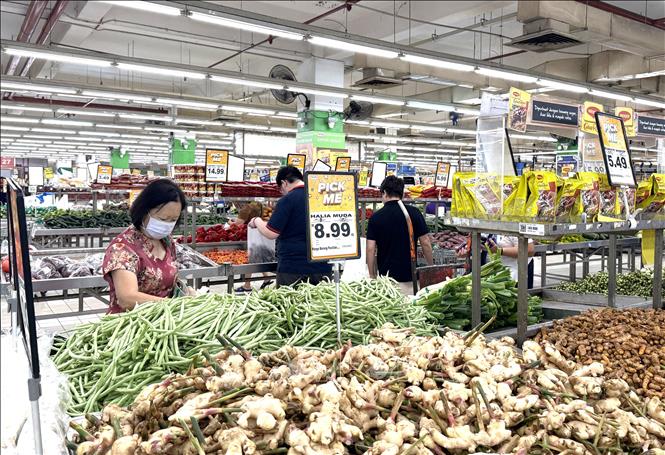 Người tiêu dùng mua sắm thực phẩm tại một siêu thị tại thủ đô Kuala Lumpur. Ảnh: Thanh Bình – PV TTXVN tại Malaysia