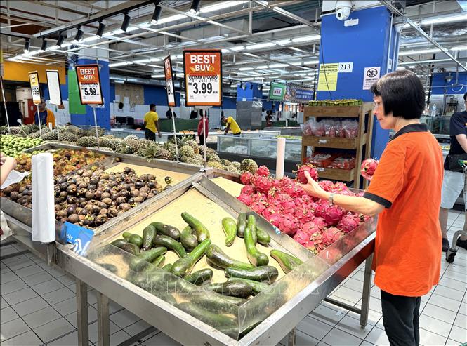 Người tiêu dùng mua sắm thực phẩm tại một siêu thị tại thủ đô Kuala Lumpur. Ảnh: Thanh Bình – PV TTXVN tại Malaysia