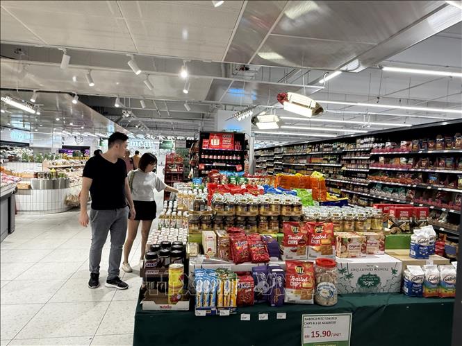 Người tiêu dùng lựa chọn hàng hóa tại một siêu thị tại thủ đô Kuala Lumpur. Ảnh: Thanh Bình – PV TTXVN tại Malaysia