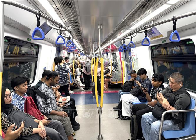 Người dân sử dụng tàu điện để di chuyển tại thủ đô Kuala Lumpur. Ảnh: Thanh Bình – PV TTXVN tại Malaysia
