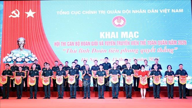 Thượng tướng Lê Quang Minh, Phó Chủ nhiệm Tổng cục Chính trị Quân đội nhân dân Việt Nam tặng cờ lưu niệm cho các đội tham dự hội thi. Ảnh: Tuấn Anh - TTXVN