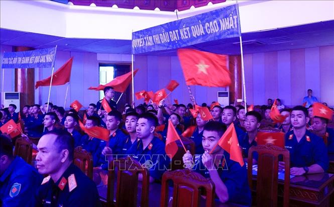 Các cổ động viên cổ động cho các đội tuyển tham gia dự thi. Ảnh: Tuấn Anh - TTXVN