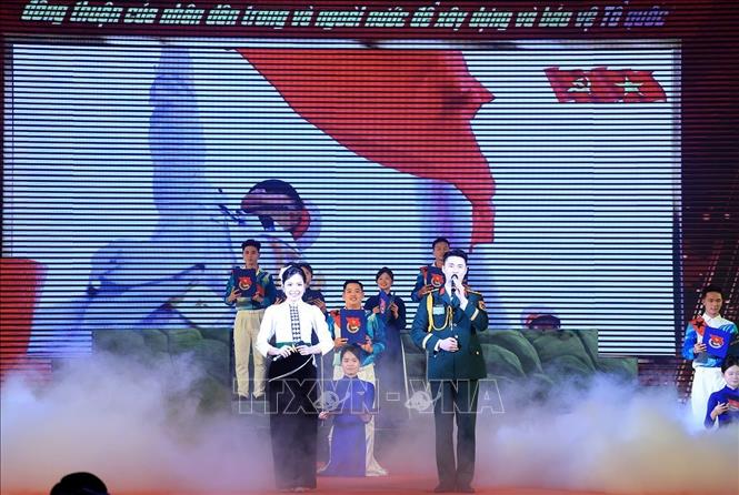 Phần thi Tuyên truyền viên trẻ toàn quân của đội tuyển Quân khu 2. Ảnh: Tuấn Anh - TTXVN