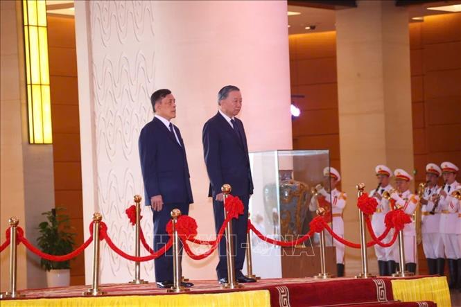 Tổng Bí thư, Chủ tịch nước Tô Lâm và Nhà vua Thái Lan Maha Vajiralongkorn Phra Vajiraklaochaoyuhua trên bục danh dự, thực hiện nghi lễ chào cờ. Ảnh: Văn Điệp - TTXVN 