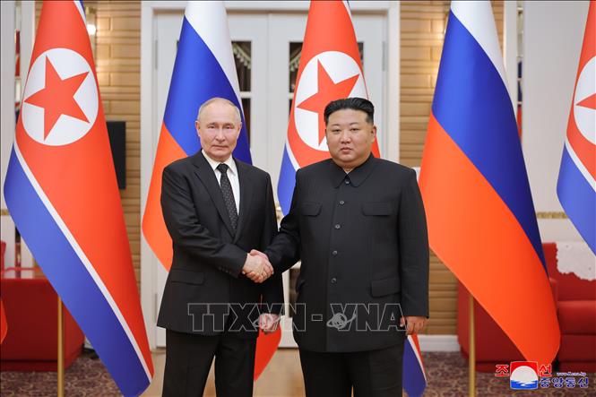 (Tư liệu) Tổng thống Nga Vladimir Putin (trái) và nhà lãnh đạo Triều Tiên Kim Jong Un tại cuộc gặp ở Bình Nhưỡng, ngày 19/6/2024. Ảnh: Yonhap/TTXVN phát