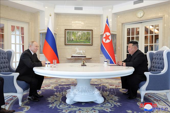 (Tư liệu) Tổng thống Nga Vladimir Putin (trái) và nhà lãnh đạo Triều Tiên Kim Jong Un tại cuộc gặp ở Bình Nhưỡng, ngày 19/6/2024. Ảnh: Yonhap/TTXVN phát