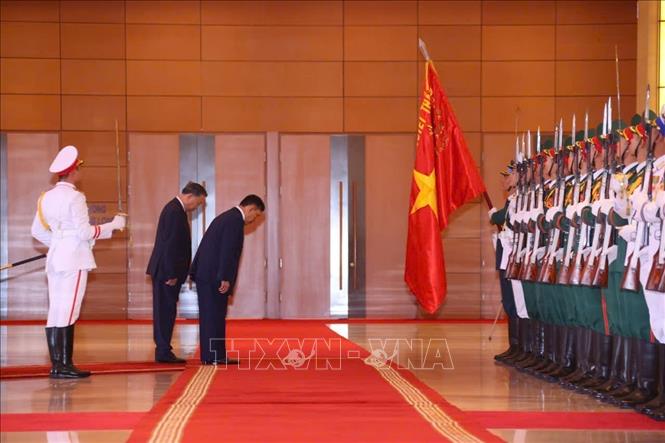 Tổng Bí thư, Chủ tịch nước Tô Lâm và Nhà vua Thái Lan Maha Vajiralongkorn Phra Vajiraklaochaoyuhua duyệt Đội danh dự Quân đội nhân dân Việt Nam. Ảnh: Văn Điệp - TTXVN 
