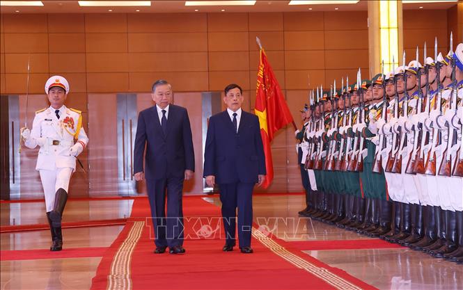Tổng Bí thư, Chủ tịch nước Tô Lâm và Nhà vua Thái Lan Maha Vajiralongkorn Phra Vajiraklaochaoyuhua duyệt Đội danh dự Quân đội nhân dân Việt Nam. Ảnh: Văn Điệp - TTXVN 
