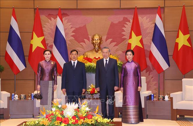 Tổng Bí thư, Chủ tịch nước Tô Lâm và Phu nhân Ngô Phương Ly cùng Nhà vua Thái Lan Maha Vajiralongkorn Phra Vajiraklaochaoyuhua và Hoàng hậu Suthida Bajrasudhabimalalakshana chụp ảnh chung. Ảnh: Văn Điệp - TTXVN