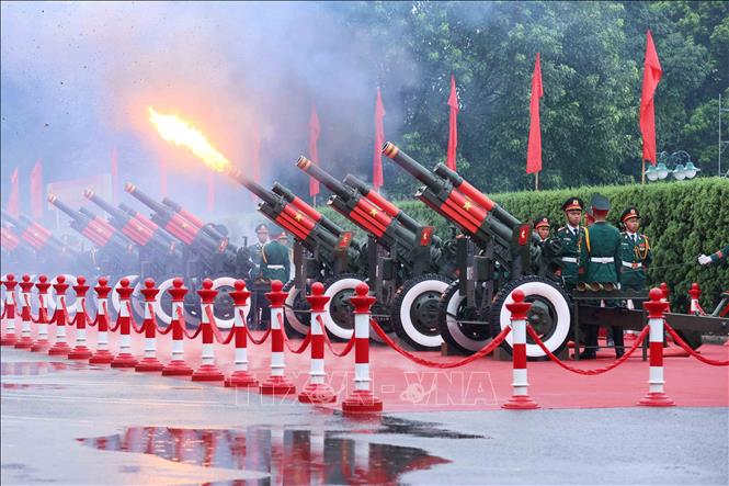 Nghi thức bắn 21 loạt đại bác chào mừng Nhà vua Thái Lan Maha Vajiralongkorn Phra Vajiraklaochaoyuhua và Hoàng hậu thăm cấp Nhà nước tới Việt Nam. Ảnh: An Đăng – TTXVN