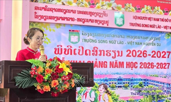 Quyền Hiệu trưởng trường Song ngữ Lào - Việt Nam Nguyễn Du Nguyễn Thị Tám Năm phát biểu tại Lễ Khai giảng. Ảnh: Xuân Tú – PV TTXVN tại Lào