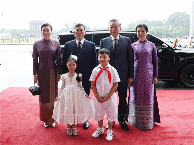 Tổng Bí thư, Chủ tịch nước Tô Lâm và Phu nhân Ngô Phương Ly đón Nhà vua Thái Lan Maha Vajiralongkorn Phra Vajiraklaochaoyuhua và Hoàng hậu Suthida Bajrasudhabimalalakshana. Ảnh: Thống Nhất - TTXVN