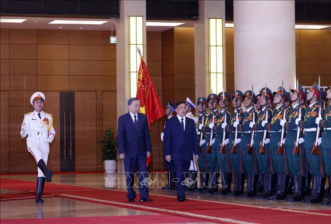 Tổng Bí thư, Chủ tịch nước Tô Lâm và Nhà vua Thái Lan Maha Vajiralongkorn Phra Vajiraklaochaoyuhua duyệt Đội danh dự Quân đội nhân dân Việt Nam. Ảnh: Thống Nhất – TTXVN