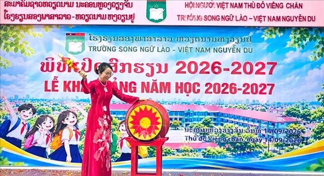 Quyền Hiệu trưởng trường Song ngữ Lào - Việt Nam Nguyễn Du Nguyễn Thị Tám Năm đánh trống khai giảng năm học mới 2026 - 2027. Ảnh: Xuân Tú - PV TTXVN tại Lào