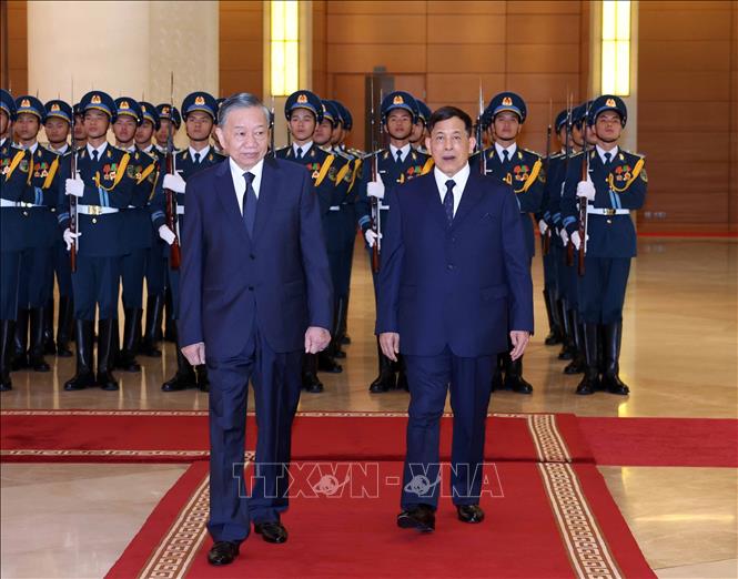 Tổng Bí thư, Chủ tịch nước Tô Lâm và Nhà vua Thái Lan Maha Vajiralongkorn Phra Vajiraklaochaoyuhua duyệt Đội danh dự Quân đội nhân dân Việt Nam. Ảnh: Thống Nhất - TTXVN 
