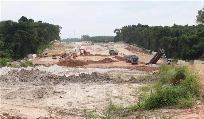 Trong giai đoạn phân kỳ đầu tư, dự án được triển khai xây dựng trước 4 làn xe hoàn chỉnh, bề rộng nền đường 24,75 m. Ảnh: Đậu Tất Thành – TTXVN 