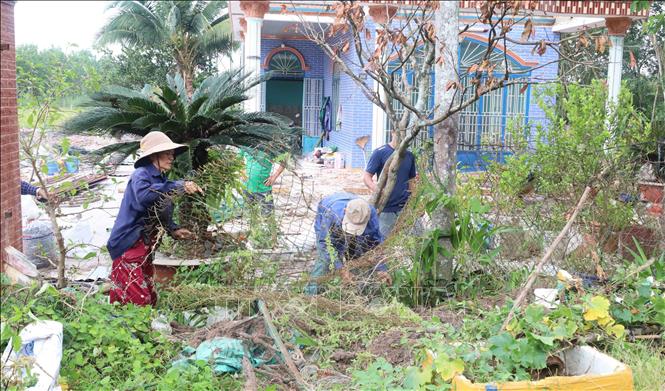 Gia đình bà Đỗ Thị Mão, ở khu phố Minh Thành 1, phường Chơn Thành, có thửa đất rộng khoảng 14m, dài gần 125m cùng căn nhà cấp 4 nằm trong phạm vi thực hiện dự án. Ảnh: Đậu Tất Thành – TTXVN 