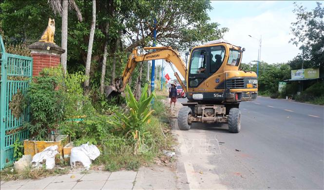 Chính quyền phường Chơn Thành hỗ trợ gia đình bà Đỗ Thị Mão tháo dỡ công trình, bàn giao mặt bằng thực hiện dự án cao tốc Gia Nghĩa - Chơn Thành. Ảnh: Đậu Tất Thành - TTXVN 