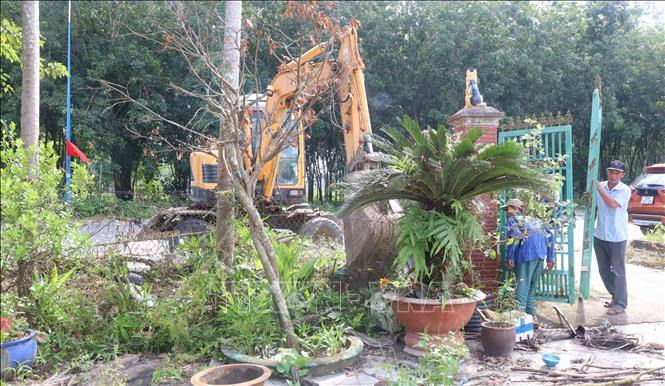 Người dân phường Chơn Thành khẩn trương tháo dỡ công trình, di chuyển tài sản để sớm bàn giao mặt bằng thực hiện dự án cao tốc Gia Nghĩa - Chơn Thành. Ảnh: Đậu Tất Thành - TTXVN 