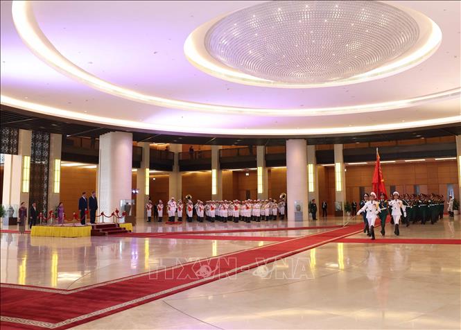 Lễ đón chính thức Nhà vua Thái Lan Maha Vajiralongkorn Phra Vajiraklaochaoyuhua và Hoàng hậu được tổ chức trọng thể tại Nhà Quốc hội (Hà Nội). Ảnh: Thống Nhất - TTXVN 
